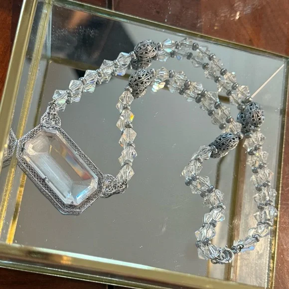 1920’s Rhodium Plated Silver Crystal Necklace. 17 1/2” in length. - Picture 4 of 4